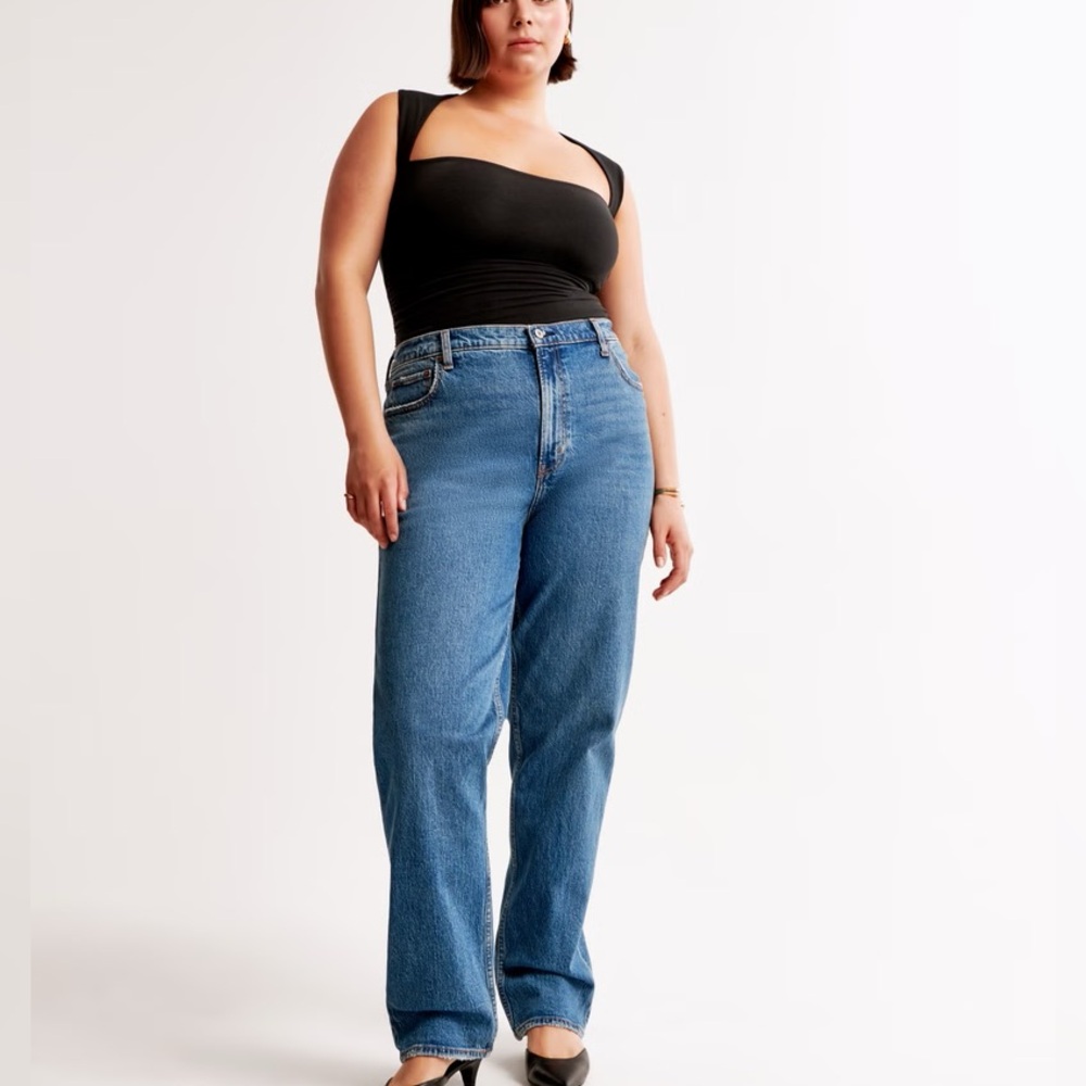 Arcrombie &z Fitch
The '90s straight ultra High Rise
Size 12 NWT



Al inventory
